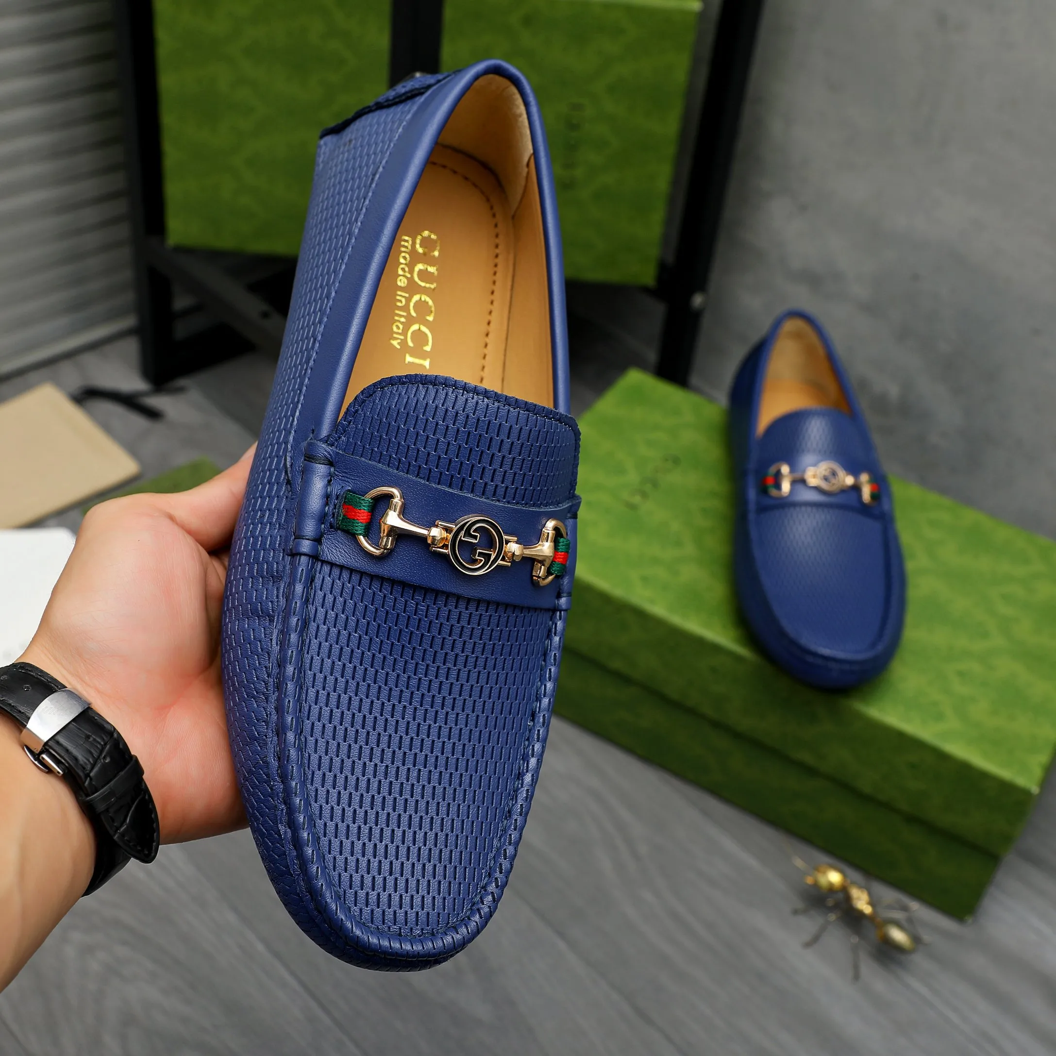 P420 Product trademark: GUCCI (Gucci) casual slip-on men's shoes Regular size: 38-44 Product materials: Selected hollow cowhide upper, sheepskin lining, original rubber outsole